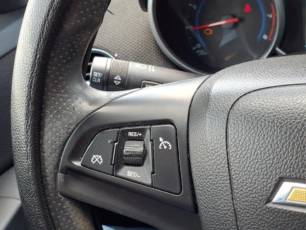 Used 2015 Chevrolet Cruze LT w/ Technology Package FWD image 5