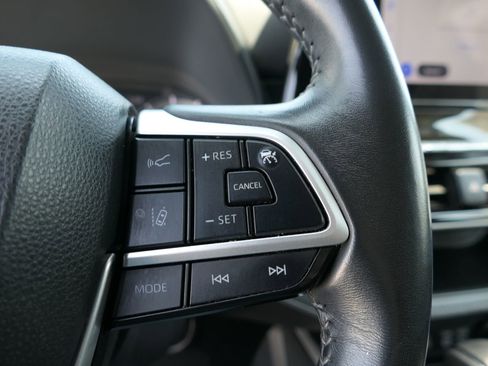 Used 2024 Toyota Highlander LE FWD image 12