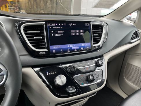 Used 2023 Chrysler Pacifica Touring-L image 22