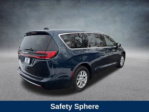 Used 2025 Chrysler Pacifica Select image 6