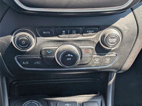 Used 2020 Jeep Cherokee Latitude Plus w/ Cold Weather Group image 27