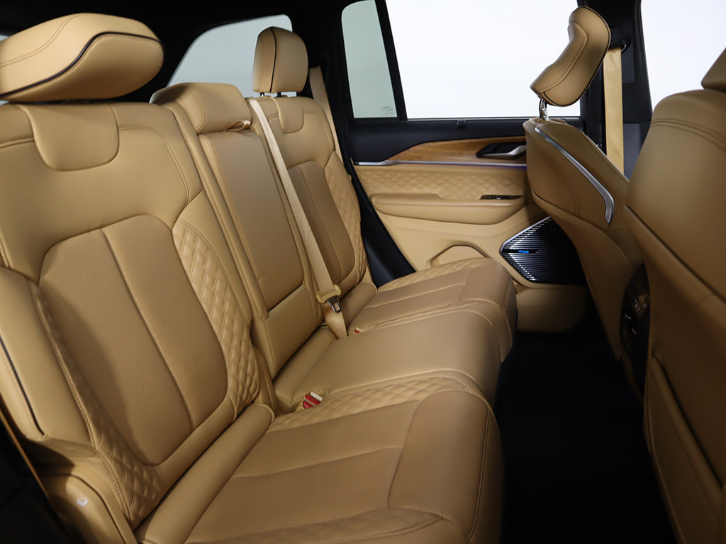 Used 2024 Jeep Grand Cherokee Summit AWD/4WD image 39