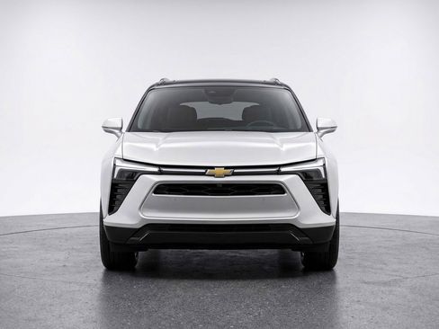 Used 2025 Chevrolet Blazer LT FWD image 2