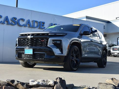 Used 2024 Chevrolet Traverse RS image 2