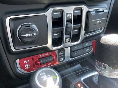 Used 2025 Jeep Wrangler Unlimited Rubicon w/ Convenience Group AWD/4WD image 24