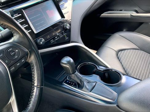 Used 2019 Toyota Camry SE w/ Convenience Package FWD image 16