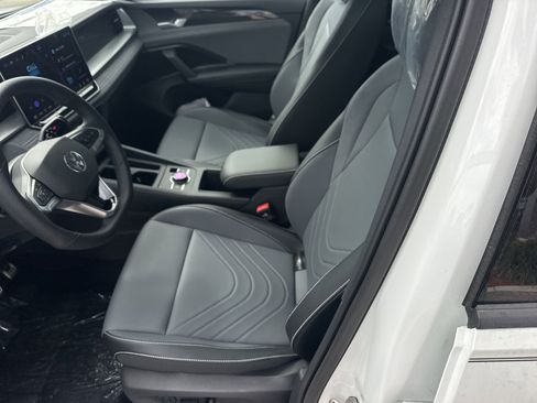 New 2026 Volkswagen Tiguan SE R-Line image 17