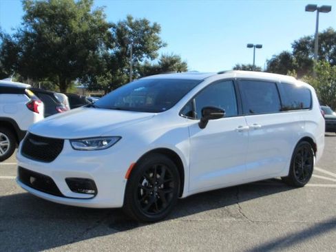 New 2026 Chrysler Pacifica Limited w/ Uconnect Theater Family Group FWD image 3