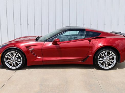 Used 2015 Chevrolet Corvette Z06 w/ 3LZ Preferred Equipment Group RWD image 2