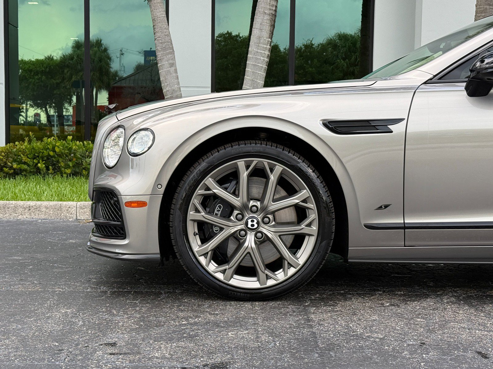 Used 2023 Bentley Flying Spur V8 AWD/4WD image 12