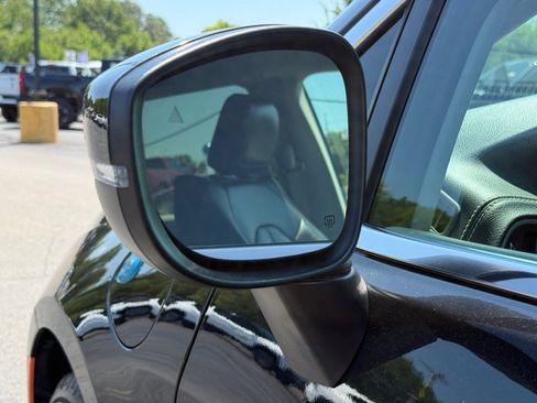 Used 2023 Chrysler Pacifica Touring-L FWD image 38