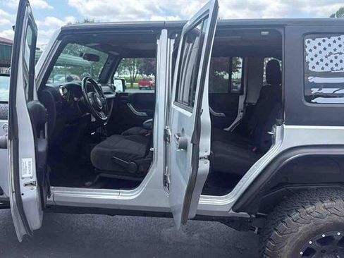 Used 2012 Jeep Wrangler Unlimited Rubicon AWD/4WD image 12