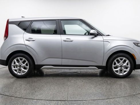 Used 2025 Kia Soul LX w/ LX Technology Package FWD image 11