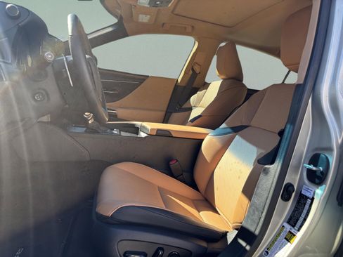 Used 2025 Lexus ES 300h w/ Premium Package image 20