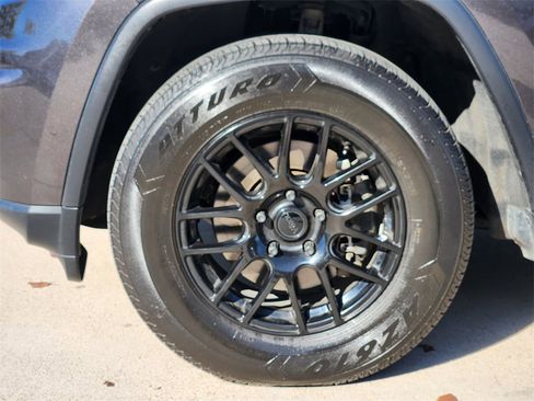 Used 2020 Jeep Grand Cherokee Laredo image 16