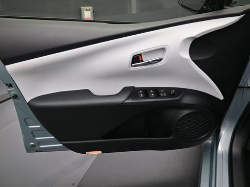 Used 2018 Toyota Prius Three image 12