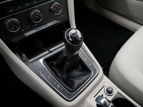 Used 2018 Volkswagen Golf S image 21