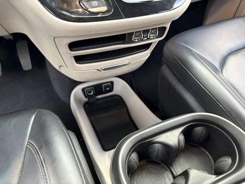 Used 2021 Chrysler Voyager Lxi FWD image 32