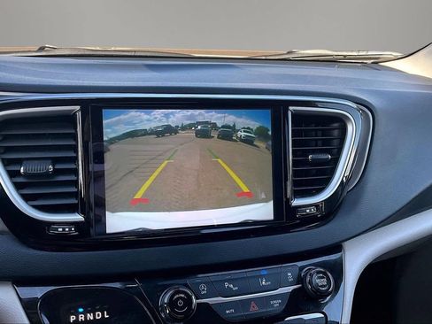 Used 2023 Chrysler Pacifica Touring-L FWD image 13