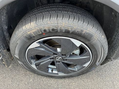 Certified 2026 Nissan Rogue SV AWD/4WD image 9