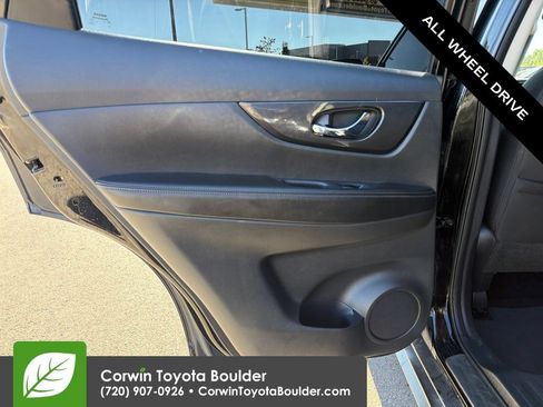 Used 2017 Nissan Rogue SV AWD/4WD image 18