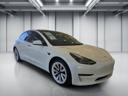 Used 2023 Tesla Model 3 Standard Range RWD image 3