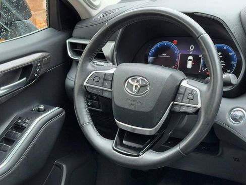 Used 2023 Toyota Highlander AWD image 13