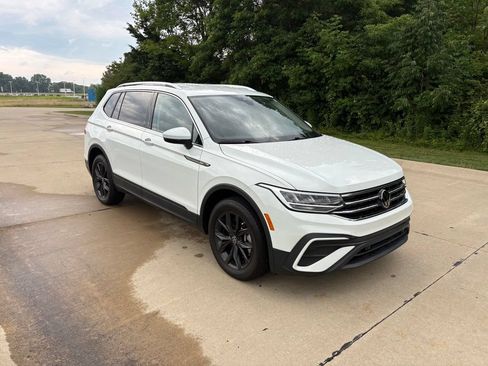 Used 2024 Volkswagen Tiguan SE AWD/4WD image 11