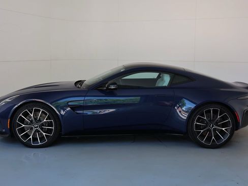 Used 2025 Aston Martin V8 Vantage Coupe image 11