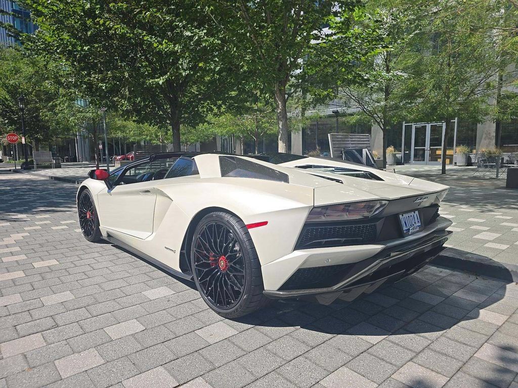 Used 2018 Lamborghini Aventador S AWD/4WD image 3
