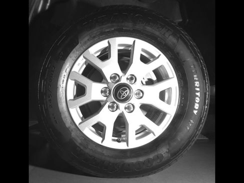 Used 2025 Toyota Tacoma SR5 AWD/4WD image 12