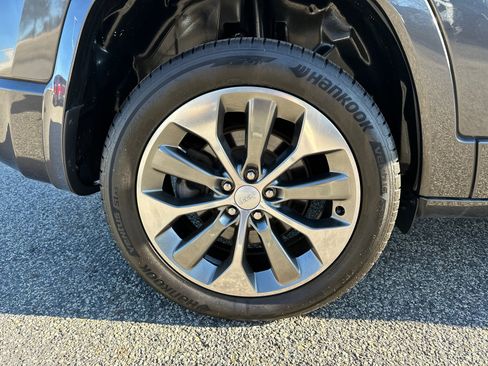 Used 2019 Jeep Cherokee Overland w/ Technology Group image 17