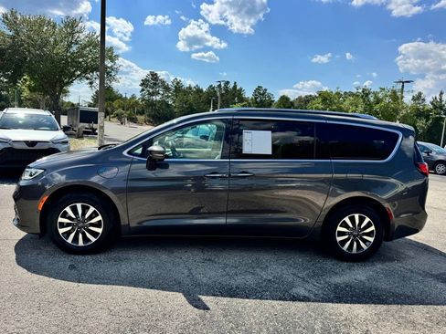 Used 2021 Chrysler Pacifica Touring-L FWD image 4