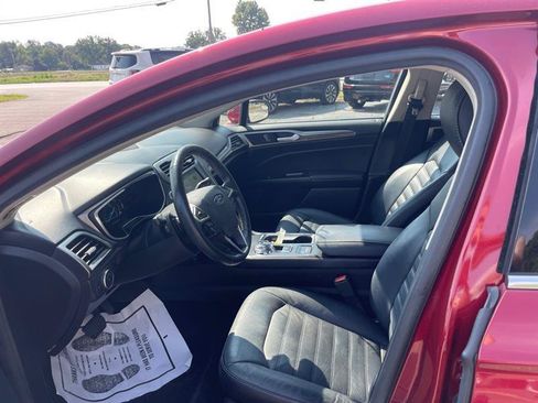 Used 2017 Ford Fusion SE w/ Fusion SE Technology Package FWD image 9