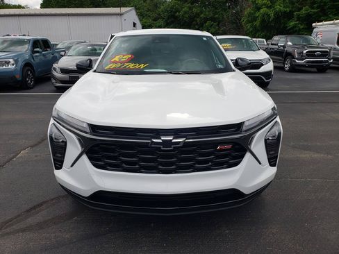 Used 2025 Chevrolet Trax RS FWD image 2