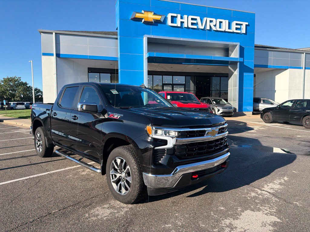 Used 2022 Chevrolet Silverado 1500 LT AWD/4WD image 1