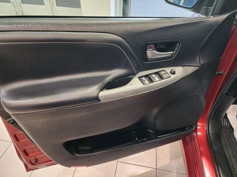 Used 2018 Toyota Sienna SE FWD image 18