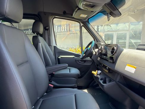Used 2025 Mercedes-Benz Sprinter 2500 image 18