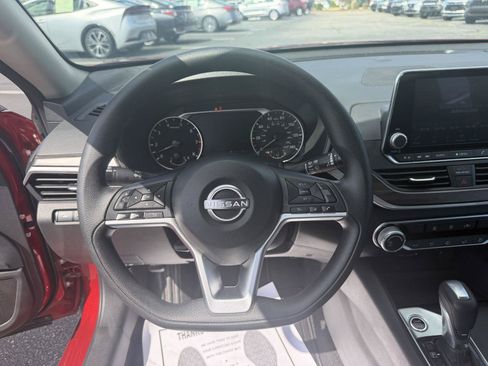 Used 2025 Nissan Altima 2.5 SV FWD image 17