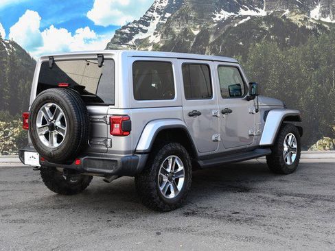 Used 2018 Jeep Wrangler Unlimited Sahara image 3