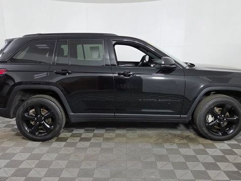Used 2024 Jeep Grand Cherokee Limited w/ Black Appearance Package AWD/4WD image 10