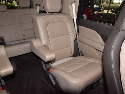 Used 2022 Lincoln Navigator Reserve AWD/4WD image 22