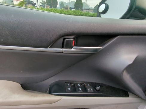 Used 2020 Toyota Camry LE FWD image 8