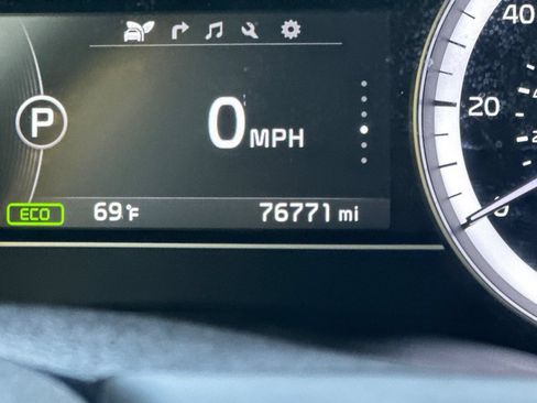 Used 2017 Kia Niro Touring FWD image 3