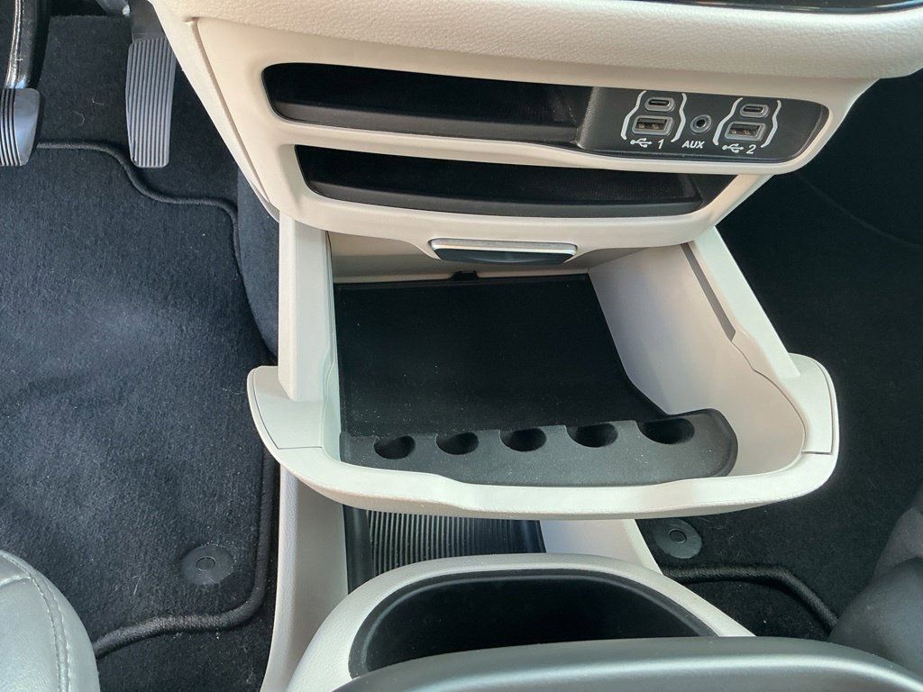 Used 2024 Chrysler Pacifica Touring-L FWD image 26