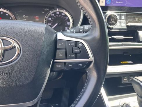 Used 2023 Toyota Highlander XLE FWD image 18
