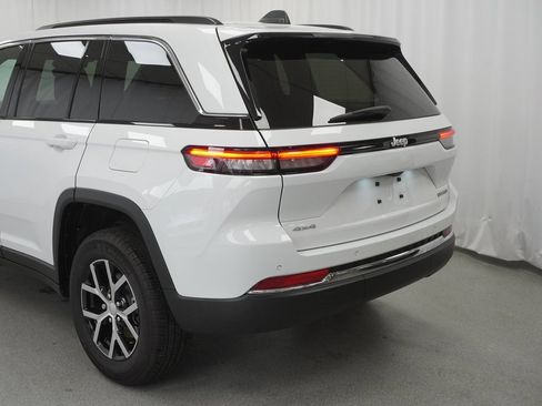 Certified 2024 Jeep Grand Cherokee Limited image 16