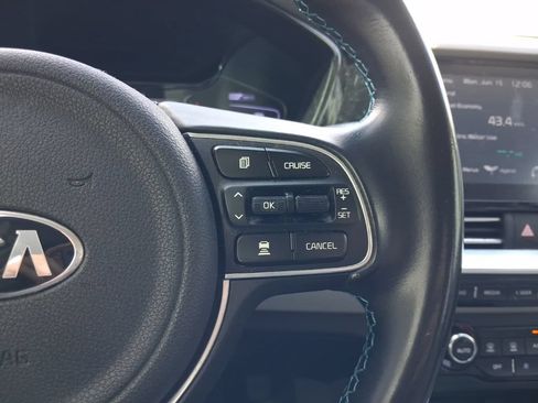Used 2020 Kia Niro Touring FWD image 27