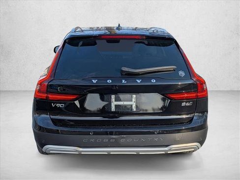 Used 2022 Volvo V90 B6 Cross Country w/ Lounge Package image 6