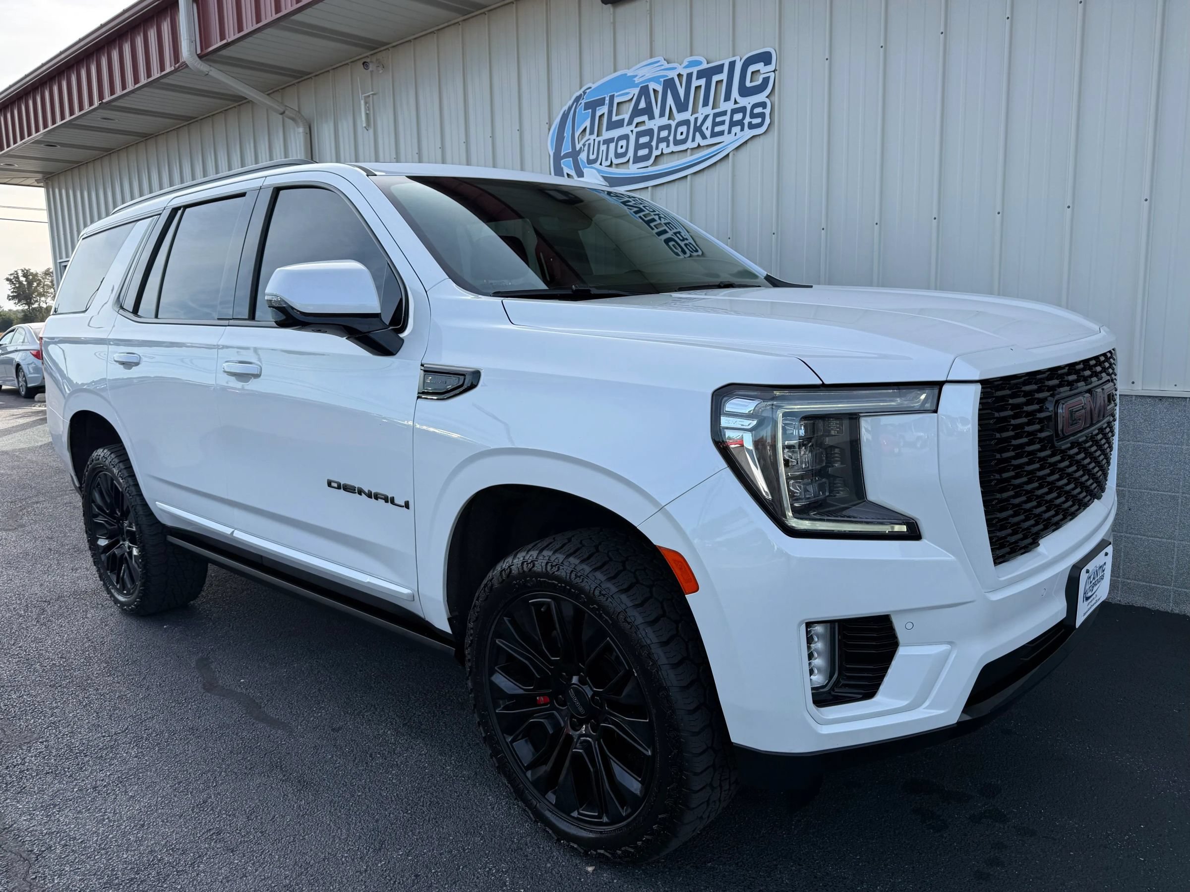 Used 2022 GMC Yukon Denali w/ Denali Premium Package AWD/4WD image 4